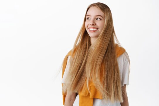 kobieta z blond prostymi włosami