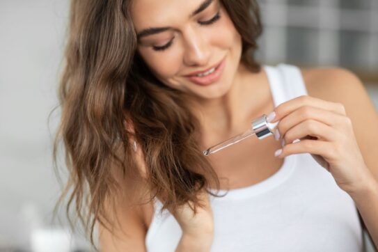 aplikowanie serum na końcówki włosów