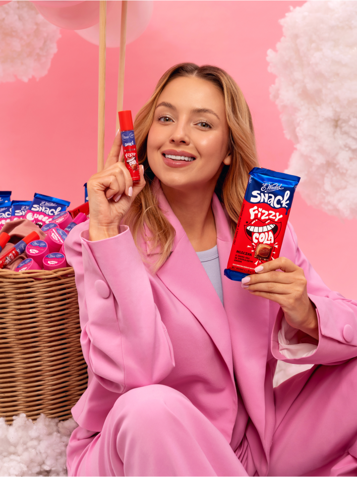 kobieta trzymająca balsam do ust